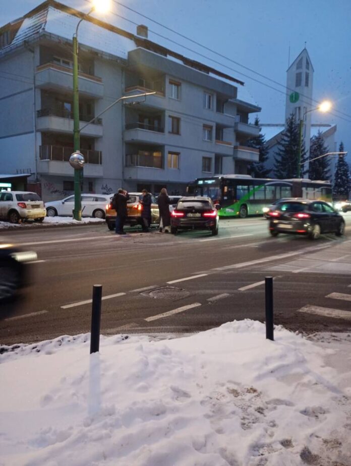  Două mașini s-au ciocnit pe 13 Decembrie! Trafic îngreunat la intersecția cu Mircea cel Bătrân, zonă cunoscută pentru accidente