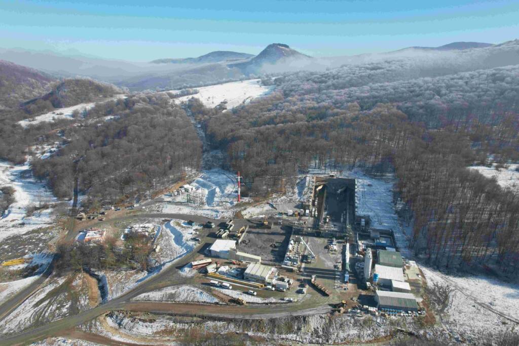 FOTO: Toate cele patru mașini de forat ale Aktor au intrat în munte, lângă Racoș. Patru tuneluri sunt forate pe traseul viitoarei căi ferate Brașov – Sighișoara