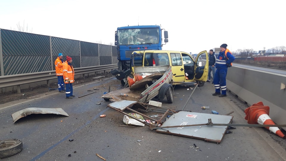 FOTO: Accident în zona unui punct de lucru al drumarilor brașoveni, în urma căruia au fost distruse semnalizarea și o autoutilitară