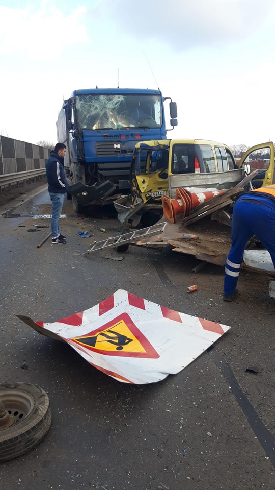 FOTO: Accident în zona unui punct de lucru al drumarilor brașoveni, în urma căruia au fost distruse semnalizarea și o autoutilitară