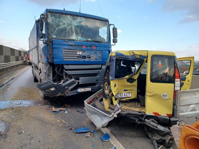 FOTO: Accident în zona unui punct de lucru al drumarilor brașoveni, în urma căruia au fost distruse semnalizarea și o autoutilitară