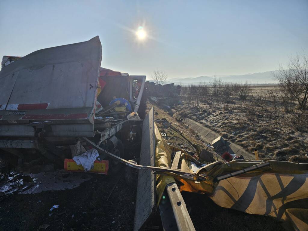 Trei drumari au fost răniți grav pe Autostrada A1 (FOTO)