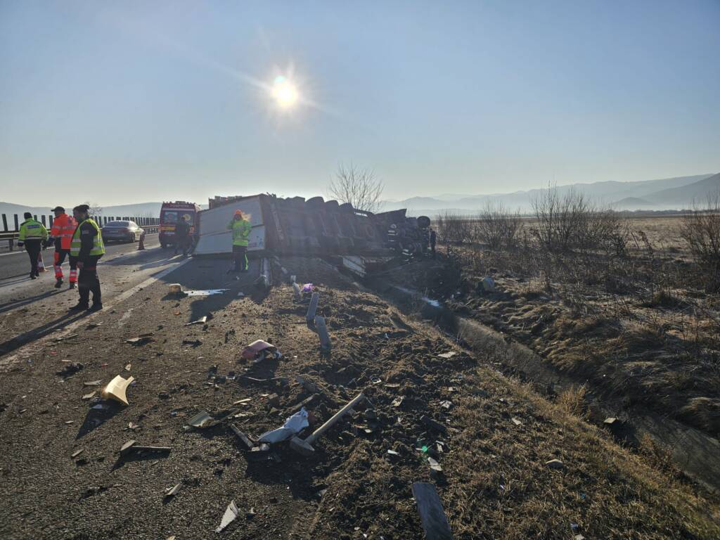 Trei drumari au fost răniți grav pe Autostrada A1 (FOTO)