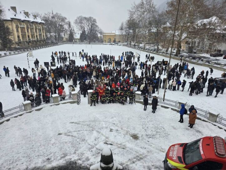 FOTO: Exercițiu, situație de urgență provocată de un cutremur, la Colegiul Național Andrei Șaguna din Brașov