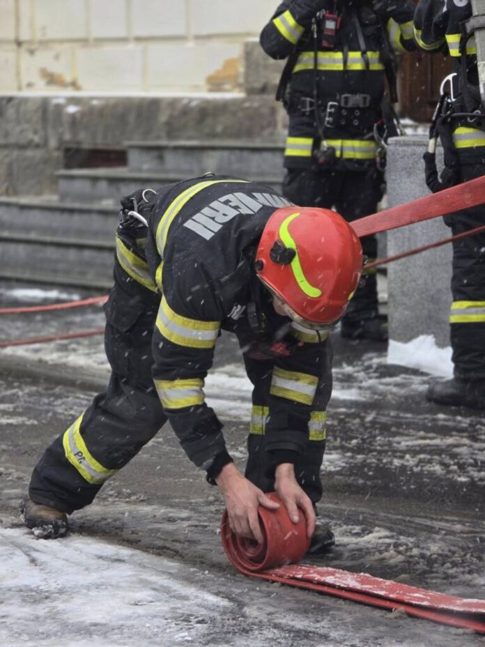 FOTO: Exercițiu, situație de urgență provocată de un cutremur, la Colegiul Național Andrei Șaguna din Brașov