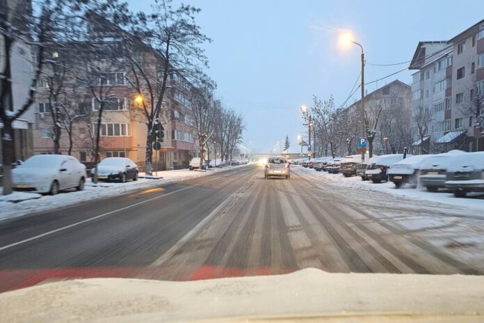 48 de utilaje de deszăpezire acționează luni dimineața în zona Brașov