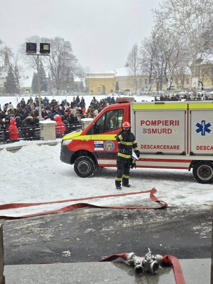 FOTO: Exercițiu, situație de urgență provocată de un cutremur, la Colegiul Național Andrei Șaguna din Brașov