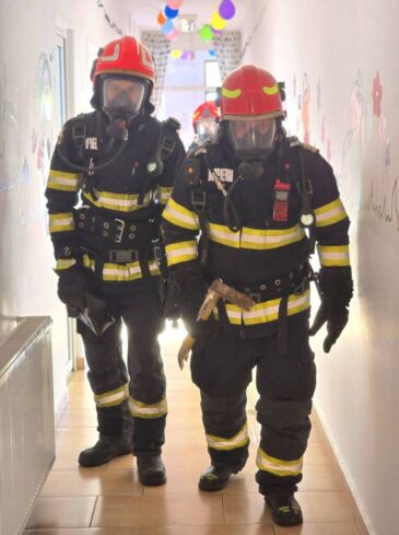 FOTO: Exercițiu l Situație de urgență provocată de un cutremur, care este urmat de un incendiu, la o grădiniță din Brașov