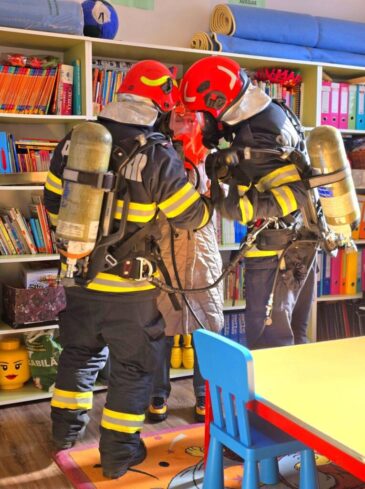 FOTO: Exercițiu l Situație de urgență provocată de un cutremur, care este urmat de un incendiu, la o grădiniță din Brașov