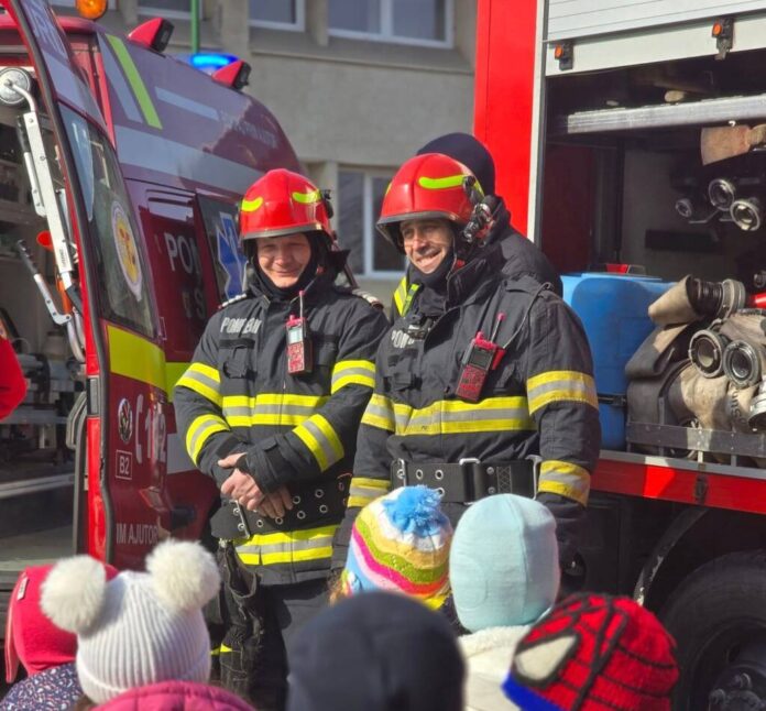 FOTO: Exercițiu l Situație de urgență provocată de un cutremur, care este urmat de un incendiu, la o grădiniță din Brașov