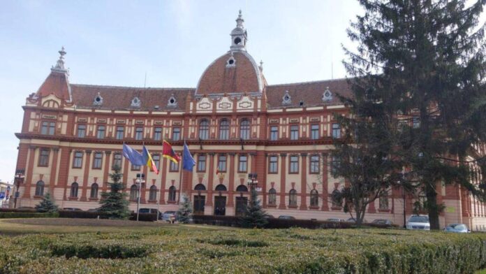 Zeci de demisii în județul Brașov: Funcționarii au fost nevoiți să aleagă între salariu și pensie