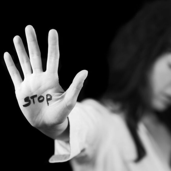 Ordin de protecție emis de polițiști în urma unui conflict spontan, în care o femeie din Poiana Mărului a fost amenințată și lovită de partener