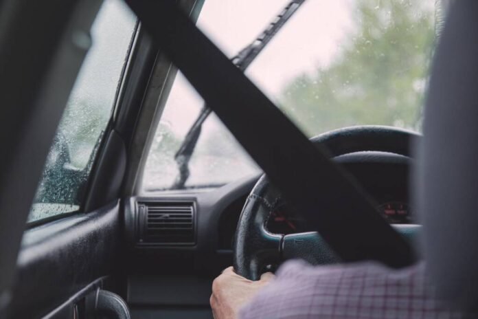 Zeci de persoane legitimate și zeci de autoturisme verificate, în Bran. Șoferi, unul băut, unul, la volanul unui vehicul neînmatriculat, în Victoria și Brașov