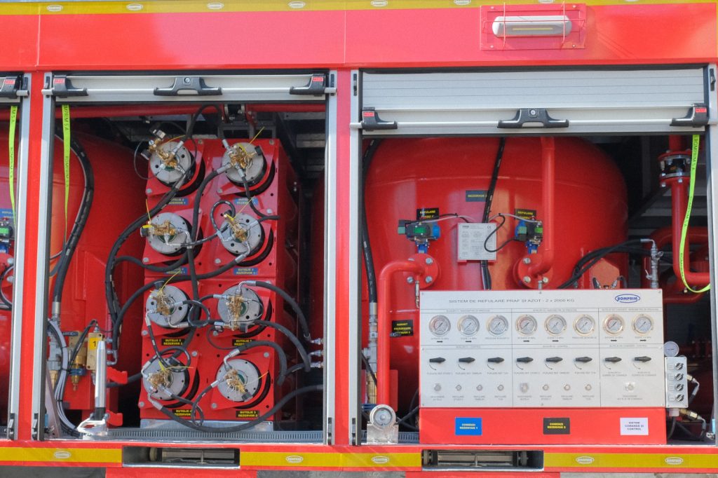 Salvatorii brașoveni au echipament nou, pentru stingerea incendiilor la autovehicule electrice sau hibrid, și pentru incendii în zone industriale