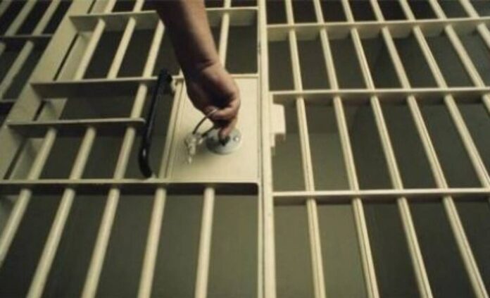 Un bărbat a ajuns după gratii pentru că s-a apropiat de mama lui, încălcând astfel un ordin de protecție