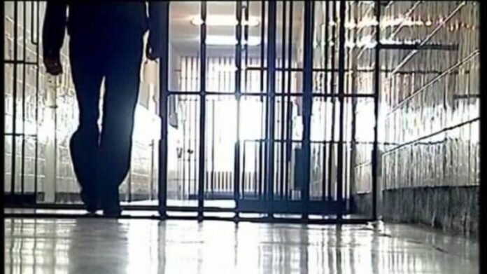 Închisoare pentru un individ de 18 ani care a agresat fizic o persoană, nu doar o dată, în Codlea