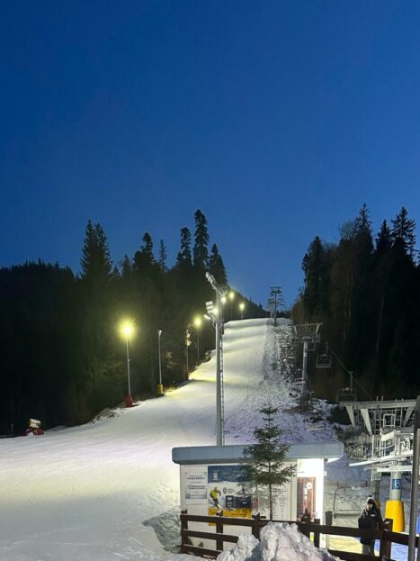 Sporturi de iarnă, "noaptea", în Poiana Brașov: Pârtiile Lupului inferior și Drumul albastru, deschise în intervalul 18.00 – 20.00