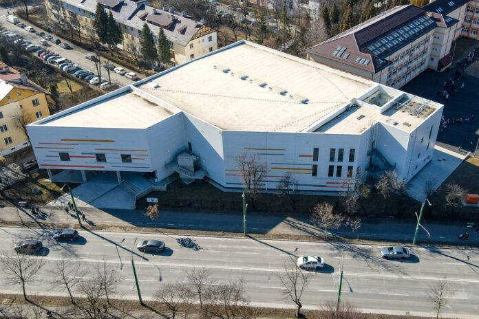 Elevii de la Șc. gimnazială 2 au primit cea mai modernă sală de sport. Gimnaștii de performață vor avea sală când o vrea Domnu'