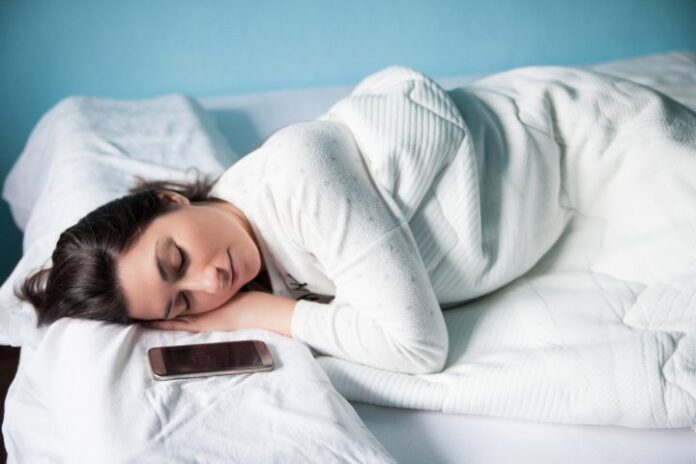 E bine de știut: Cât de periculos este să dormim cu telefonul lângă cap