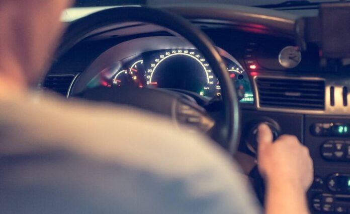 Dosare penale pentru doi șoferi care au condus, unul sub influența alcoolului, iar celălalt fără permis