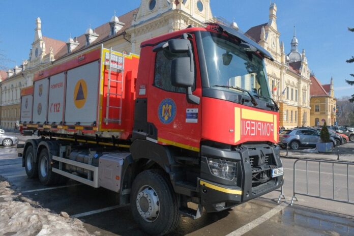 Salvatorii brașoveni au echipament nou, pentru stingerea incendiilor la autovehicule electrice sau hibrid, și pentru incendii în zone industriale