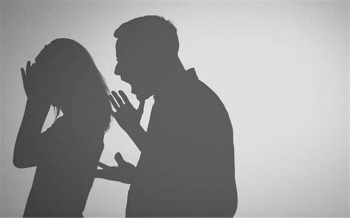 Ordin de protecție emis de polițiști după ce o femeie a fost amenințată de concubinul ei, în Zărnești