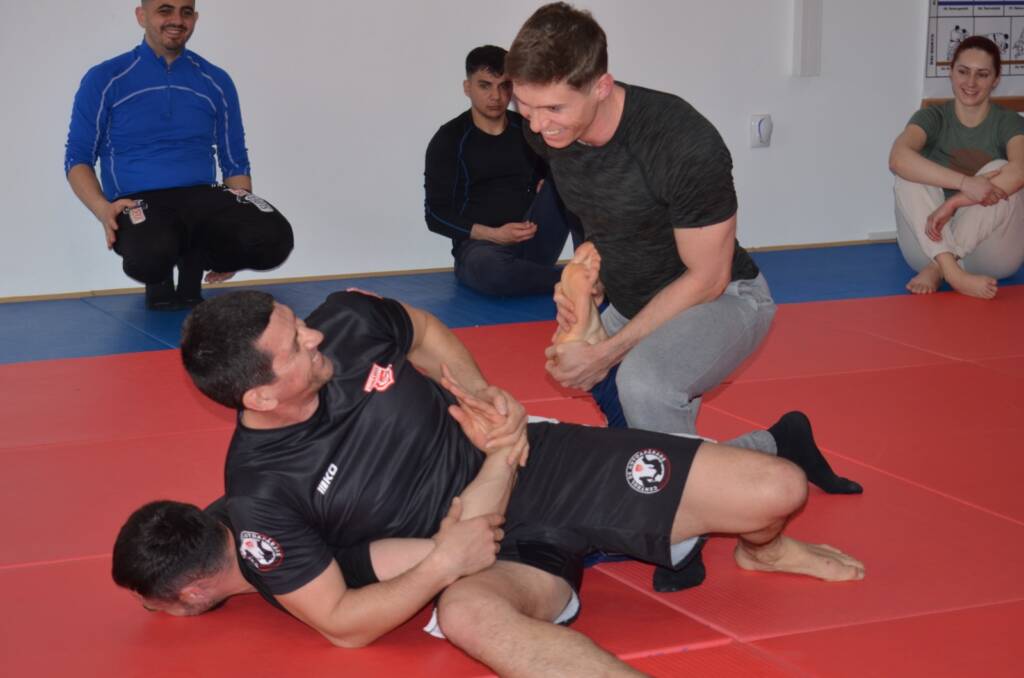 FOTO: Jandarmii brașoveni au participat la un stagiu de autoapărare alături de instructorii Clubului Sportiv Dinamo