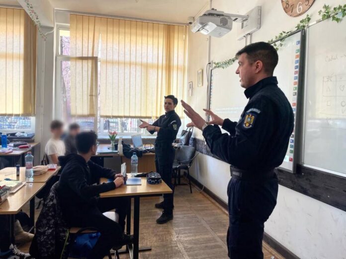 Jandarmii susțin ateliere educativ-preventive în unitățile de învățământ din județul Brașov