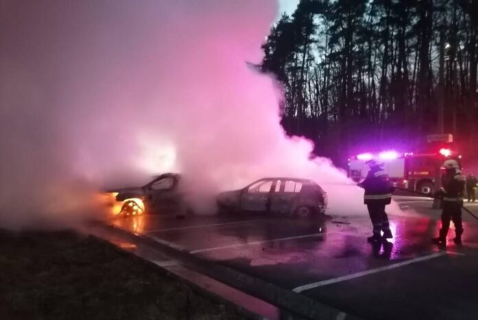 Două autoturisme au ars în urma unui incendiu în Vulcan