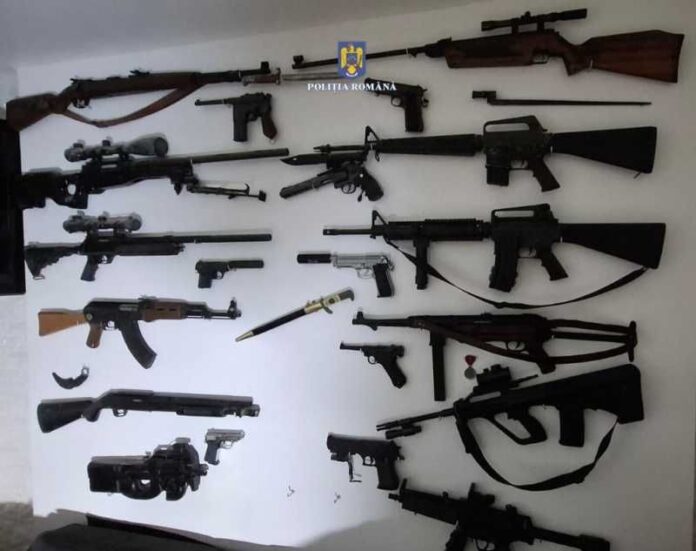 Poliția a descoperit un arsenal la domiciliul unui bărbat - Armă cu baionetă, arme airsoft și muniție confiscate