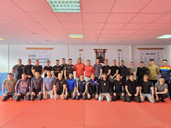 FOTO: Jandarmii brașoveni au participat la un stagiu de autoapărare alături de instructorii Clubului Sportiv Dinamo