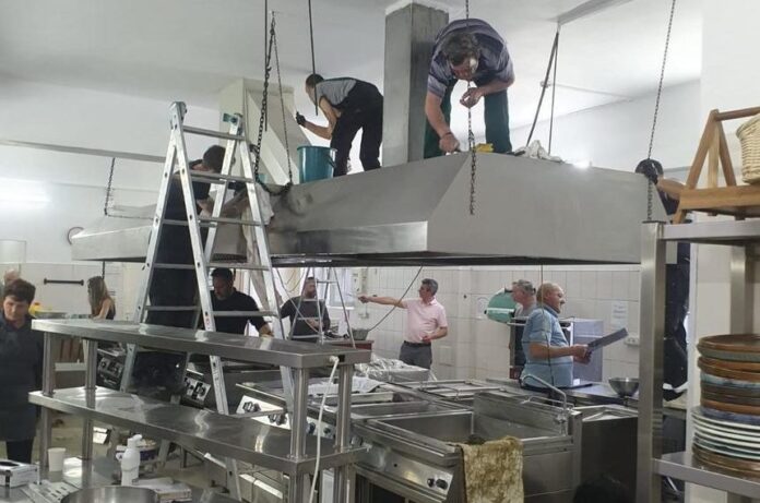 După ce a fost amendat de Protecţia Consumatorilor, un hotel din Sinaia a cumpărat şi a montat o bucătărie nouă într-un timp record