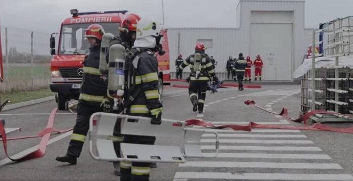 VIDEO: Exercițiu, incendiu cu dispersie de acid azotic pe platforma industrială Ghimbav