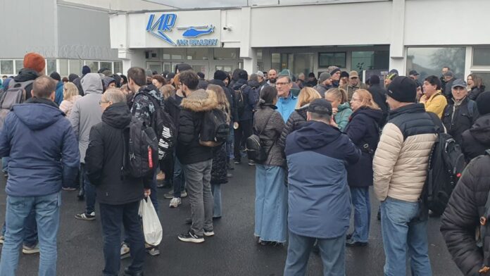 Zeci de angajați de la IAR Ghimbav, în grevă de avertisment