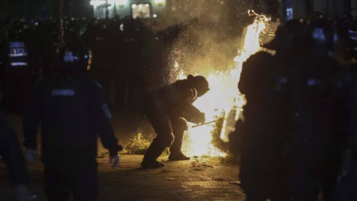 Oamenii lui Georgescu au pus foc în Centrul Vechi.Horațiu Potra instigă, din Dubai, la revoltă violentă.