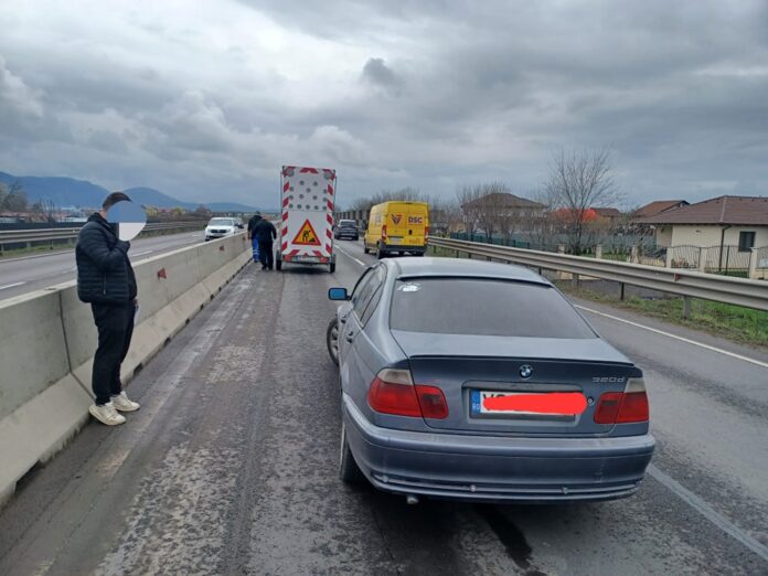 Pe Varianta Brașov, un autoturism a lovit ansamblul de semnalizare care însoțea un utilaj al Direcției Regionale de Drumuri și Poduri Brașov