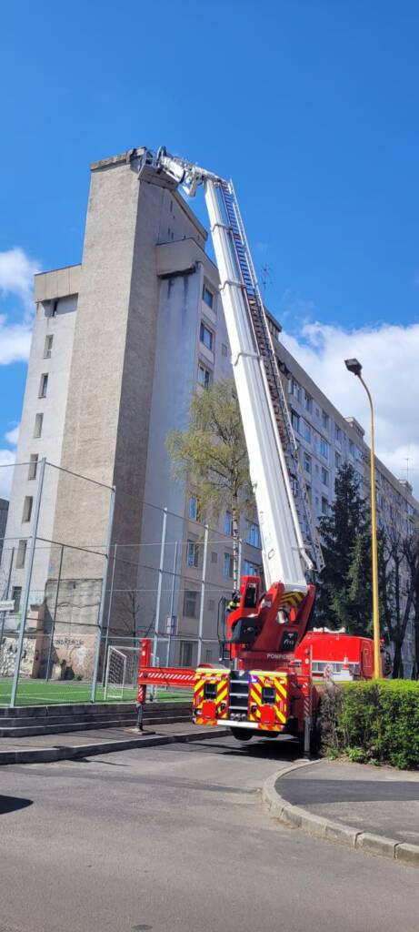 Trecătorii, în pericol, după ce o bucată de tablă s-a desprins de pe acoperișul unui bloc din Brașov