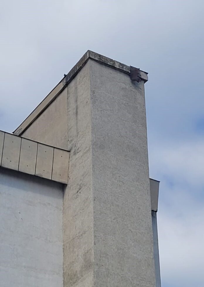 Trecătorii, în pericol, după ce o bucată de tablă s-a desprins de pe acoperișul unui bloc din Brașov