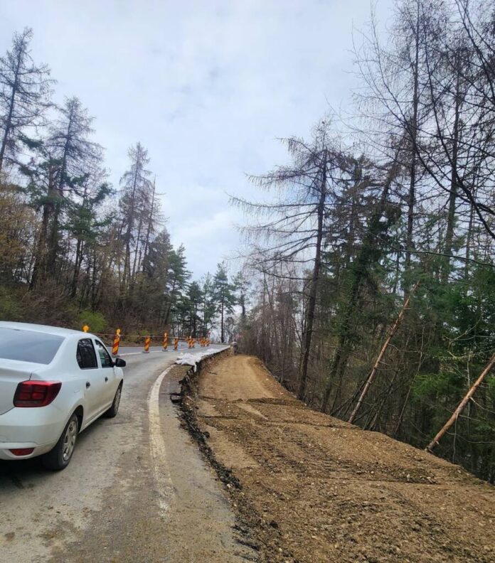Reparații urgente la porțiunea surpată de pe drumul spre Poiana Brașov