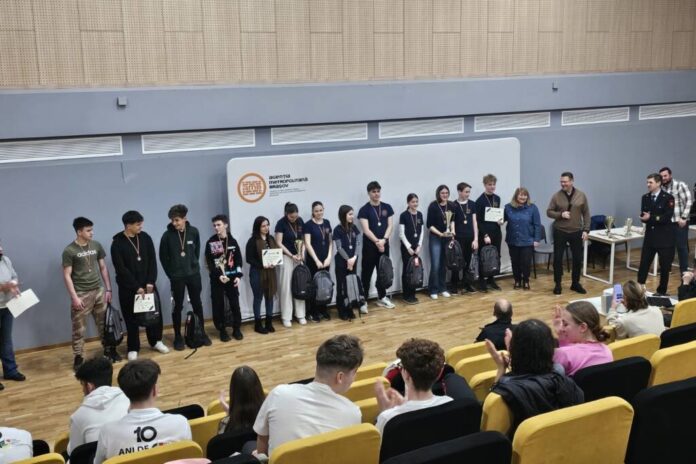 Elevii de la Școala Gimnazială nr. 2 „Diaconu Coresi” și de la Colegiul Național Economic „Andrei Bârseanu”, campioni la concursul local de salvat vieți „Cu viața mea apăr viața!“