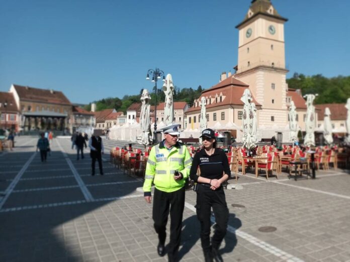 Zilele Brașovului și Parada Junilor: Polițiștii locali verifică permisele de Liberă Trecere emise pentru autovehiculele care accesează Centrul istoric și Pietrele lui Solomon