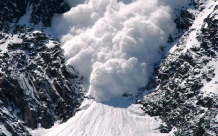 Risc însemnat de avalanşe la peste 1.800 de metri în munţii Făgăraş, Bucegi şi Călimani  