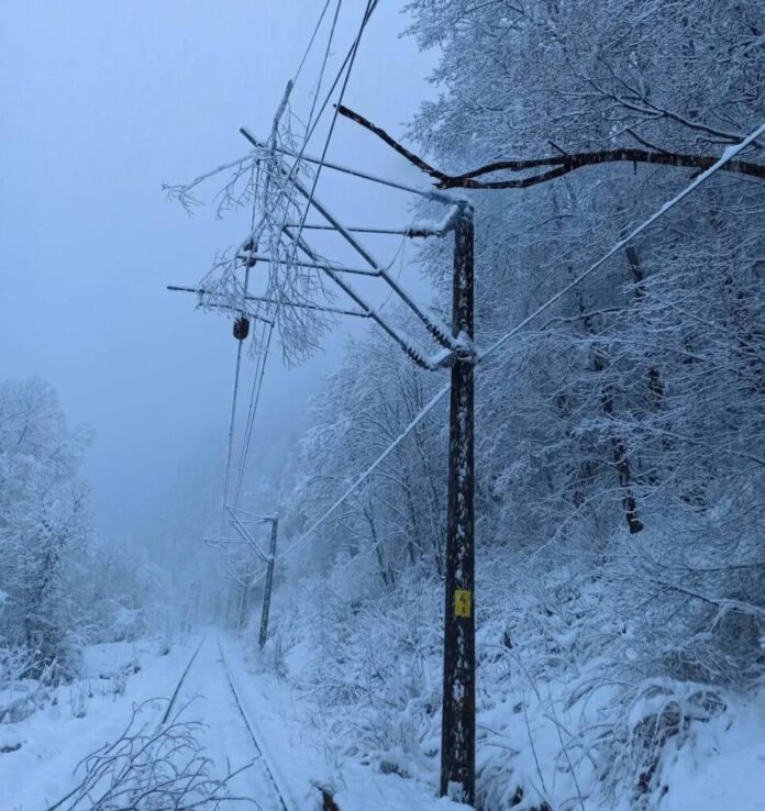 Atenție, călători! Ninsorile și vântul puternic afectează circulația trenurilor în regiunile Iași și Brașov