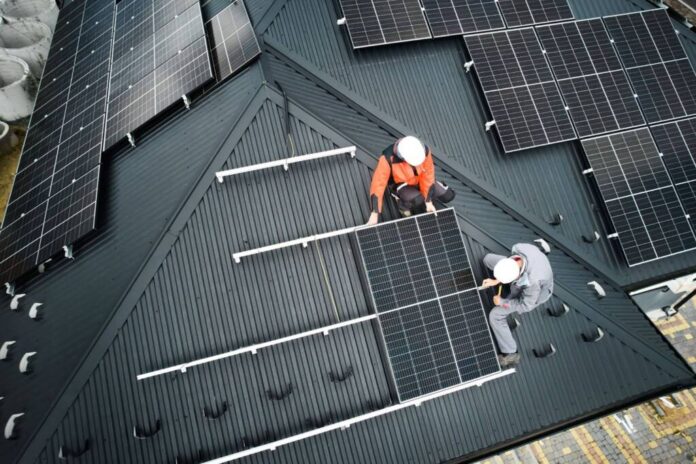 (P) Ghid complet pentru instalarea panourilor fotovoltaice pe acoperișuri înclinate