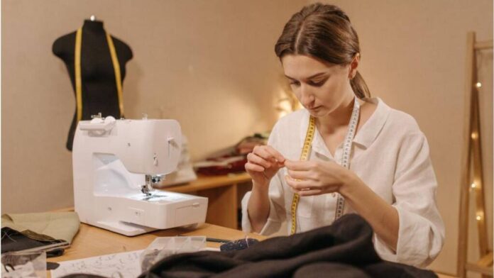 Bani pentru tinerii români care vor să învețe o meserie: Sprijin financiar suplimentar pentru cazare, masă și transport