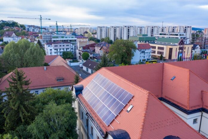 10 școli și colegii din Brașov devin producători de energie