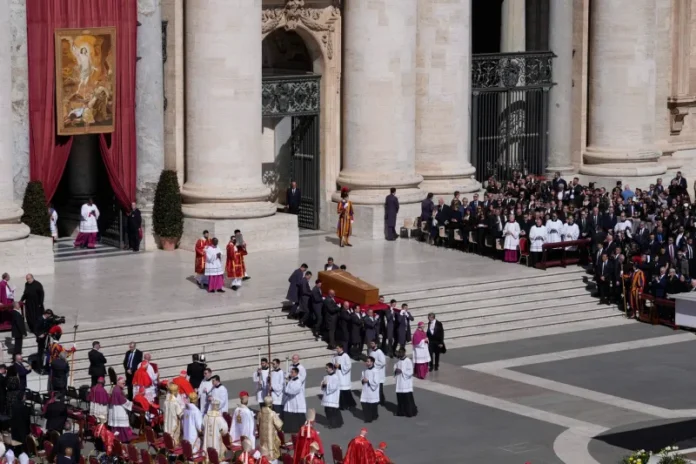 Papa Francisc este condus pe ultimul drum