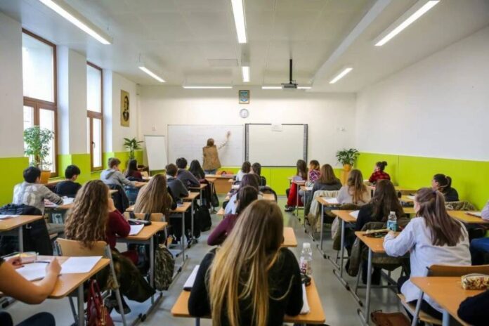 Profesoară bătută cu sălbăticie de o elevă în liceu, ajunsă la spital cu traumatism cranian