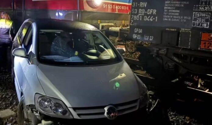 Două tinere au fost la un pas de tragedie, ele reușind să scape dintr-o mașină care a rămas blocată pe calea ferată, la Bușteni