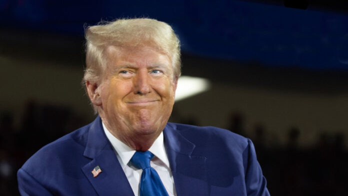„Mă pupă în fund”! Donald Trump își bate joc de liderii țărilor care vor să negocieze acorduri comerciale după noile taxe vamale